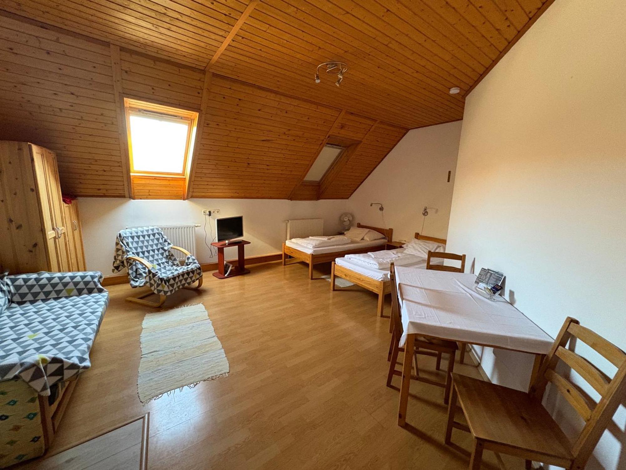 Haramia Csapszek Es Fogado Hotel Szombathely Ngoại thất bức ảnh