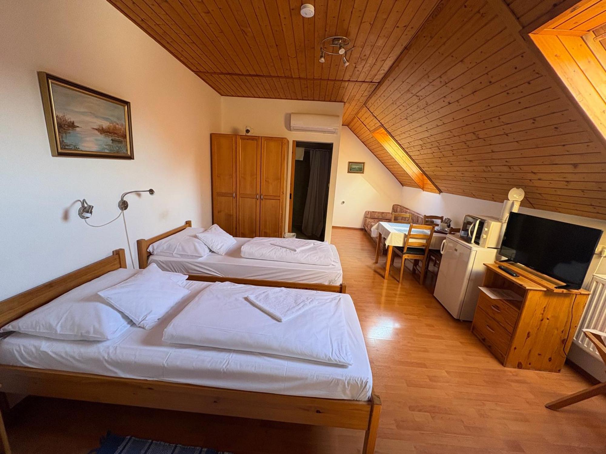 Haramia Csapszek Es Fogado Hotel Szombathely Ngoại thất bức ảnh